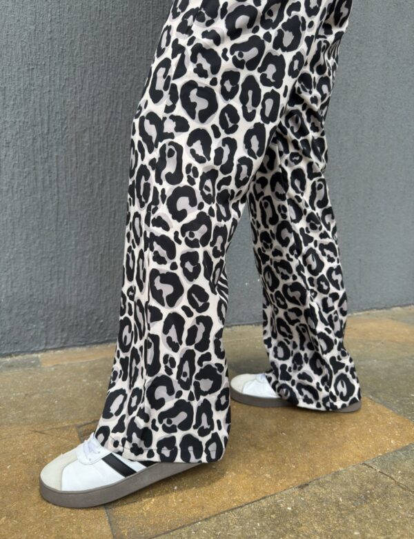 PANTALÓN LEOPARDO GRIS - Image 6